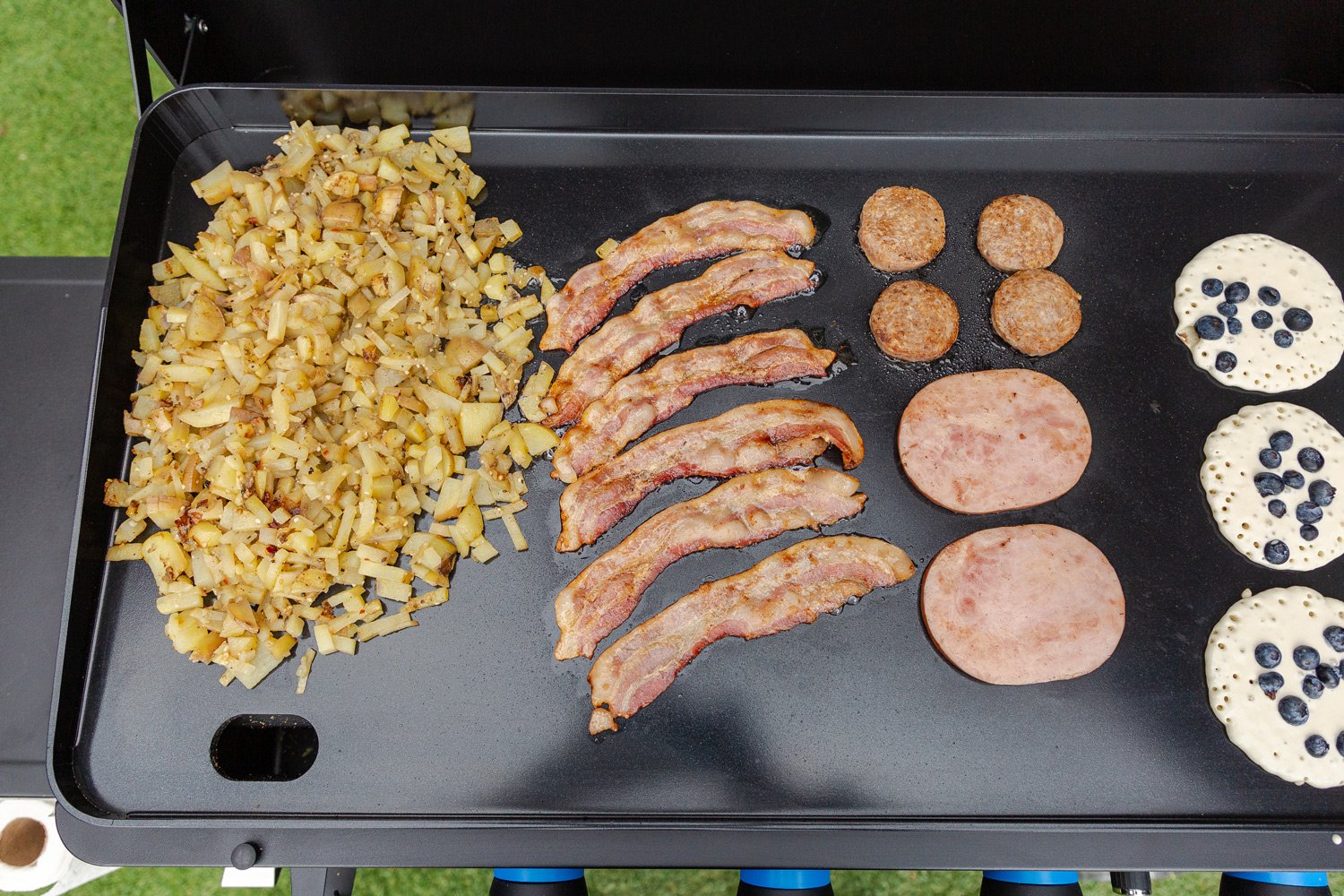 Pit Boss Plancha Grill Ultimate Plancha 4-Brenner mit Untergestell - inkl. 5-teilig Grillbesteck Set + Abdeckhaube – Bild 3