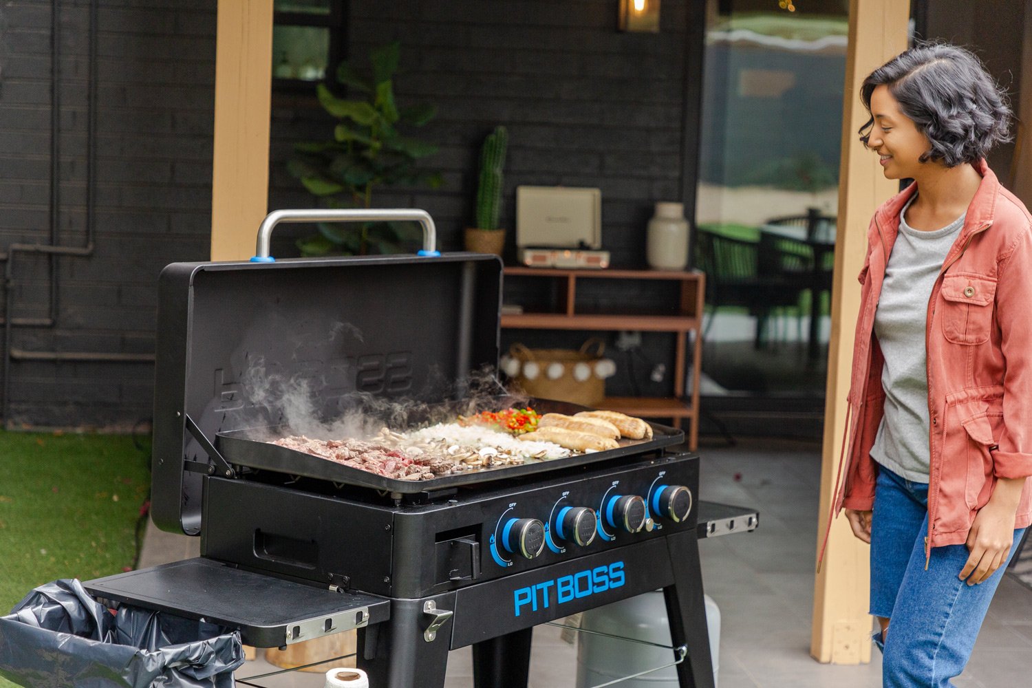 Pit Boss Plancha Grill Ultimate Plancha 4-Brenner mit Untergestell - inkl. 5-teilig Grillbesteck Set + Abdeckhaube – Bild 2