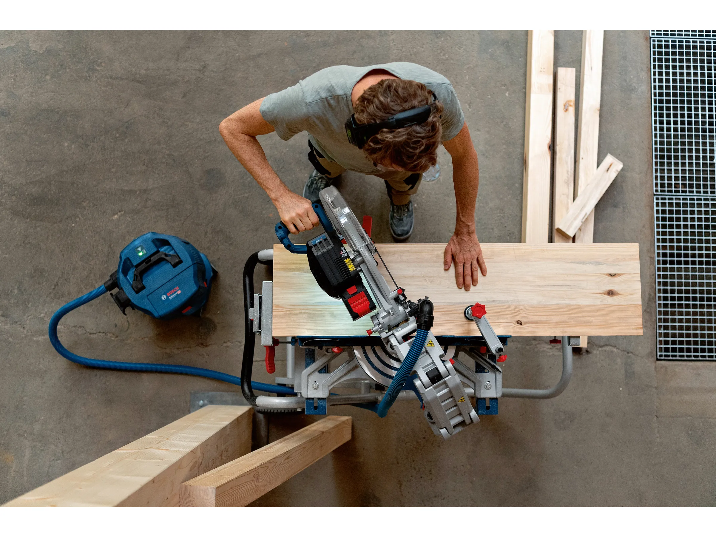 Bosch Professional Akku-Kapp- und Gehrungssäge Biturbo GCM 18V-305 GDC Solo – Bild 5